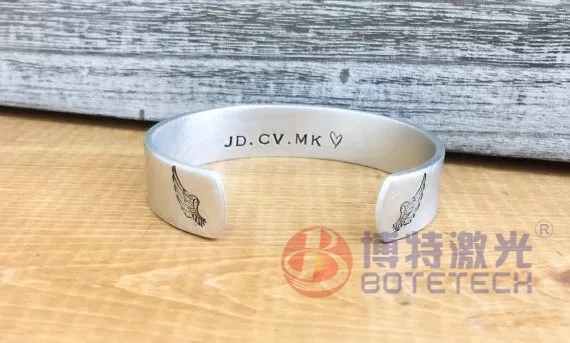 首飾激光打標機情人節(jié)正確的打開方式,像極了愛情……